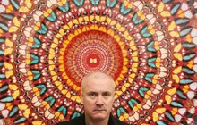Alexander McQueen выпустит платки с насекомыми