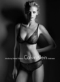 Лара Стоун стала лицом кампании «Обнаженный гламур» от Calvin Klein Фото