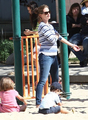 Дженнифер Гарнер на прогулке с детьми