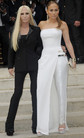 Платье Дженнифер Лопес на показе Versace вызвало недоумение