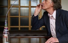 Пол Смит украсил бутылку Evian