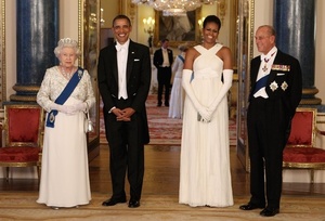 Мишель Обама выбрала платье Tom Ford для визита в Букингемский дворец Фото