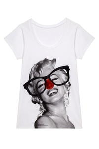 Стелла Маккартни создала капсульную коллекцию футболок в честь «Дня красного носа» Фото