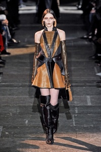 На Неделе моды в Париже состоялся показ новой коллекции Риккардо Тиши для Givenchy Фото