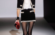 Яблоки и вишни на показе Moschino