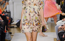 На Неделе моды в Лондоне представлена коллекция Moschino