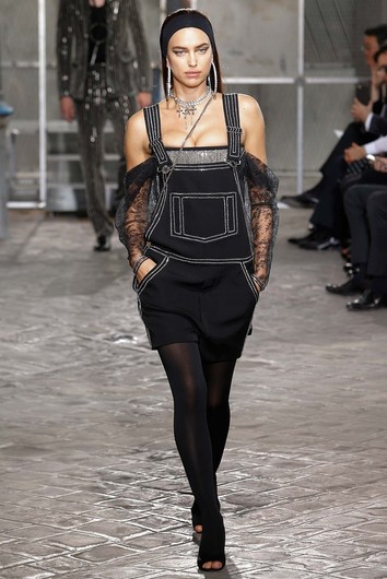 Ирина Шейк в мужском показе Givenchy