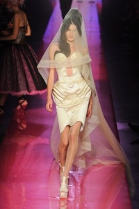 Жан-Поль Готье создал коллекцию Haute Couture в честь Эми Уанхаус Фото