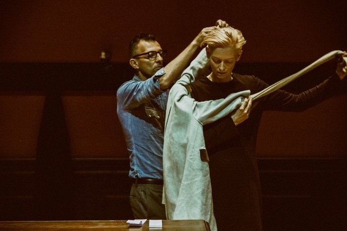 Тильда Суинтон в роли дизайнера на сцене парижского театра 