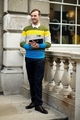 Джонатан Сондерс создал униформу для помощников на Неделе моды в Лондоне Фото