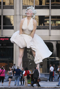 Гигантскую статую Мэрилин Монро воздвигли в Чикаго Фото