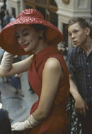 Модель Dior позирует перед ГУМом, 1959 год