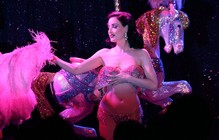 Дита фон Тиз устроила шоу бурлеска в Roxy Theatre