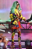 Леди Гага в винтажном костюме Versace