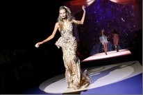 Почему модели падают на подиуме: Белла Хадид упала на показе Michael Kors