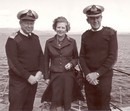 Маргарет Тэтчер с капитаном и командующим флотом